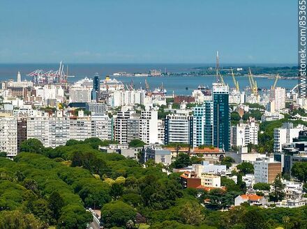 Vista aérea de edificios de la ciudad de Montevideo - Departamento de Montevideo - URUGUAY. Foto No. 85365