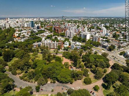 Vista aérea del Parque Batlle y la ciudad de Montevideo - Departamento de Montevideo - URUGUAY. Foto No. 85306