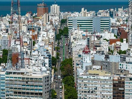 Vista aérea de la avenida 18 de Julio flanqueada por edificios como el BHU, el Gaucho y la IMM - Departamento de Montevideo - URUGUAY. Foto No. 85302