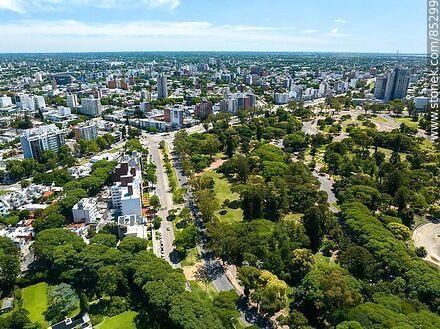 Vista aérea de las avenidas Ricaldoni, Italia y Albo. Parque Batlle - Departamento de Montevideo - URUGUAY. Foto No. 85299