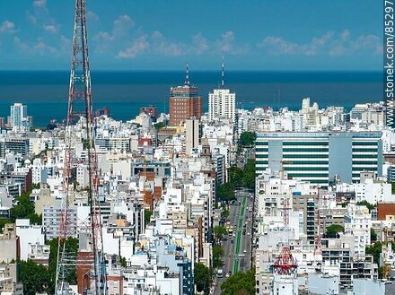 Vista aérea de los edificios sobre la avenida 18 de Julio - Departamento de Montevideo - URUGUAY. Foto No. 85297