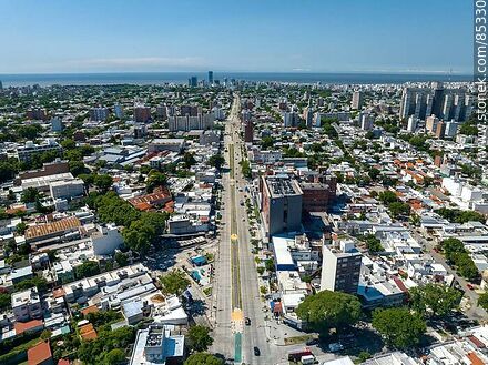 Vista aérea de la Avenida Luis Alberto de Herrera al sur - Departamento de Montevideo - URUGUAY. Foto No. 85330