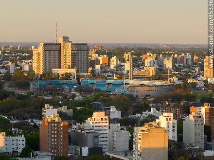 Vista aérea del estadio Centenario y el Hospital de Clínicas al atardecer - Departamento de Montevideo - URUGUAY. Foto No. 85336