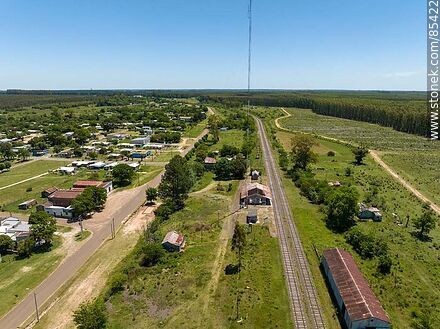 Vista aérea de las vías férreas y estación de trenees de Algorta - Departamento de Río Negro - URUGUAY. Foto No. 85422