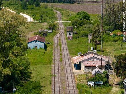 Vista aérea de la estación de ferrocarril y las vías hacia Paysandú - Departamento de Río Negro - URUGUAY. Foto No. 85420