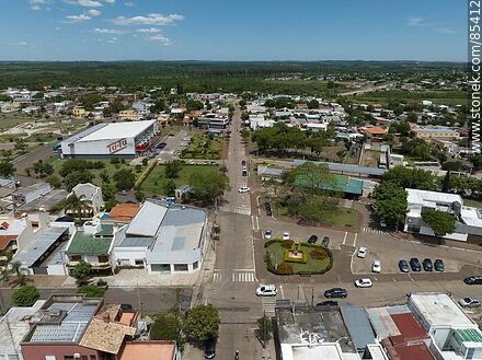 Vista aérea de la calle Luis Alberto de Herrera - Departamento de Artigas - URUGUAY. Foto No. 85412