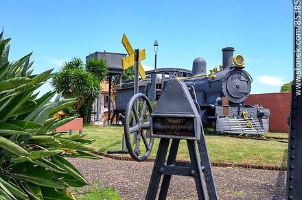 Plaza frente a la terminal de ómnibus. Antigua locomotora a vapor - Departamento de Artigas - URUGUAY. Foto No. 85385