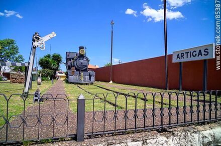 Square in front of the bus terminal Old steam locomotive - Artigas - URUGUAY. Photo #85387