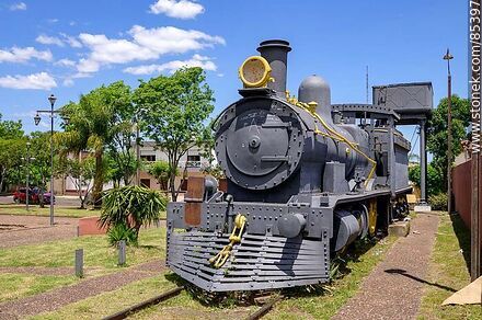 Plaza frente a la terminal de ómnibus. Antigua locomotora a vapor - Departamento de Artigas - URUGUAY. Foto No. 85397