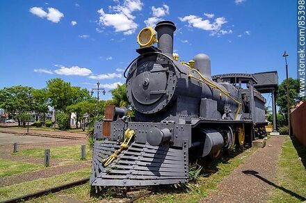 Square in front of the bus terminal. Old steam locomotive - Artigas - URUGUAY. Photo #85398