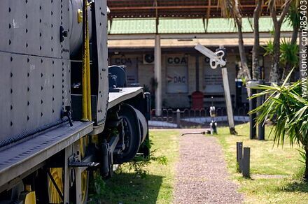 Plaza frente a la terminal de ómnibus. Antigua locomotora a vapor - Departamento de Artigas - URUGUAY. Foto No. 85403