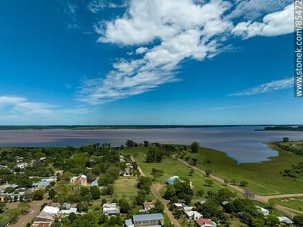 Vista aérea de Belén a orillas de. los ríos Uruguay y Yacuí - Departamento de Salto - URUGUAY. Foto No. 85472