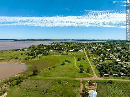 Vista aérea de Belén a orillas del río Uruguay - Departamento de Salto - URUGUAY. Foto No. 85460