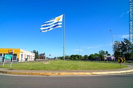 Uruguayan flag at the traffic circle of route 3 and artigas avenue. - Artigas - URUGUAY. Photo #85517