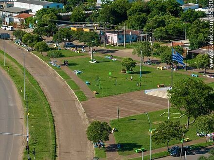 Vista aérea de la bandera uruguaya en la plaza Misiones Orientales - Departamento de Artigas - URUGUAY. Foto No. 85580