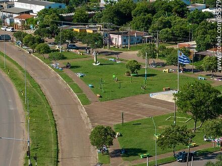 Vista aérea de la bandera uruguaya en la plaza Misiones Orientales - Departamento de Artigas - URUGUAY. Foto No. 85579