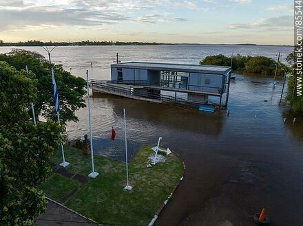 Vista aérea de la estación fluvial y Prefectura Naval con el río crecido - Departamento de Artigas - URUGUAY. Foto No. 85544
