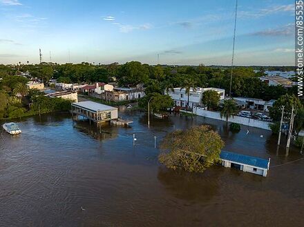 Vista aérea de la estación fluvial y puerto de Bella Unión inundados por la creciente del río Uruguay - Departamento de Artigas - URUGUAY. Foto No. 85535