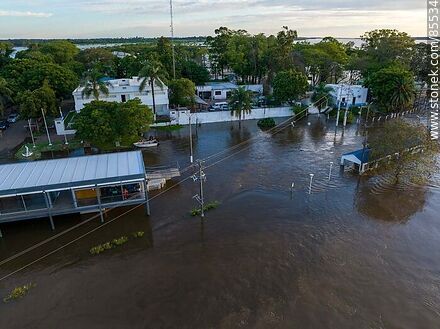 Vista aérea de la estación fluvial y puerto de Bella Unión inundados por la creciente del río Uruguay - Departamento de Artigas - URUGUAY. Foto No. 85534