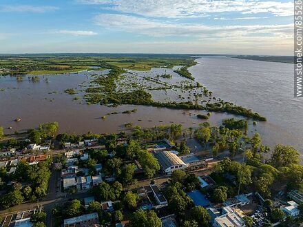 Vista aérea de la costa de Bella Unión invadida por la creciente del río - Departamento de Artigas - URUGUAY. Foto No. 85526