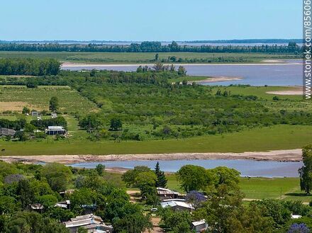 Vista aérea de las entradas del río Uruguay por el embalse de la represa de Salto Grande - Departamento de Salto - URUGUAY. Foto No. 85606