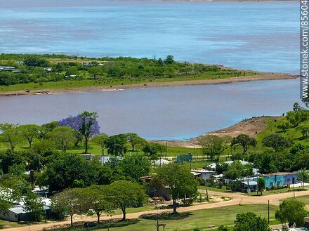 Vista aérea de las entradas del río Uruguay por el embalse de la represa de Salto Grande - Departamento de Salto - URUGUAY. Foto No. 85604