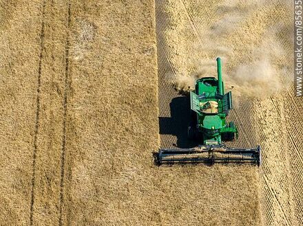 Vista aérea de una cosechadora segando y trillando cebada -  - URUGUAY. Foto No. 85635