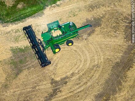 Vista aérea de una cosechadora segando y trillando cebada -  - URUGUAY. Foto No. 85627