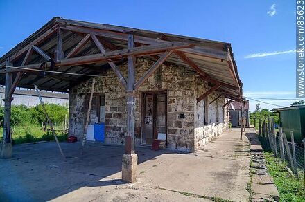 Antigua estación de trenes de Cuareim - Departamento de Artigas - URUGUAY. Foto No. 85623
