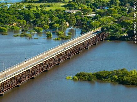Vista aérea los puentes carretero y ferroviario sobre el río Cuareim, límite con Brasil (Quaraí) - Departamento de Artigas - URUGUAY. Foto No. 85661