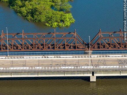 Vista aérea los puentes carretero y ferroviario sobre el río Cuareim, límite con Brasil (Quaraí) - Departamento de Artigas - URUGUAY. Foto No. 85654