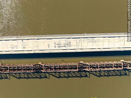 Vista aérea vertical de los puentes carretero y ferroviario sobre el río Cuareim por ruta 3 - Departamento de Artigas - URUGUAY. Foto No. 85650
