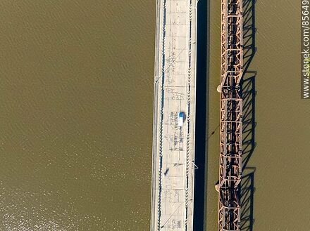 Vista aérea vertical de los puentes carretero y ferroviario sobre el río Cuareim por ruta 3 - Departamento de Artigas - URUGUAY. Foto No. 85649