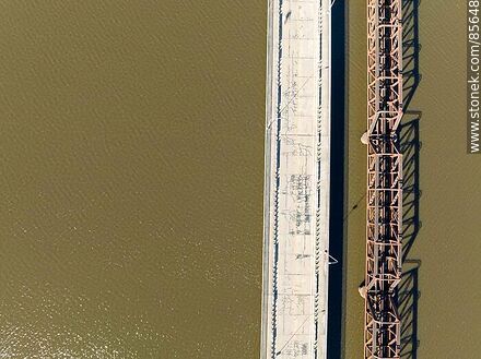 Vista aérea vertical de los puentes carretero y ferroviario sobre el río Cuareim por ruta 3 - Departamento de Artigas - URUGUAY. Foto No. 85648