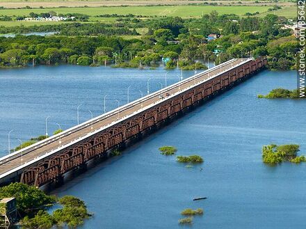 Vista aérea los puentes carretero y ferroviario sobre el río Cuareim, límite con Brasil (Quaraí) - Departamento de Artigas - URUGUAY. Foto No. 85642