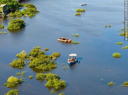 Vista aérea de un par de embarcaciones sobre el crecido río Cuareim - Departamento de Artigas - URUGUAY. Foto No. 85640