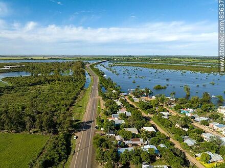 Vista aérea de la Ruta 3 mirando al norte al río Cuareim - Departamento de Artigas - URUGUAY. Foto No. 85637