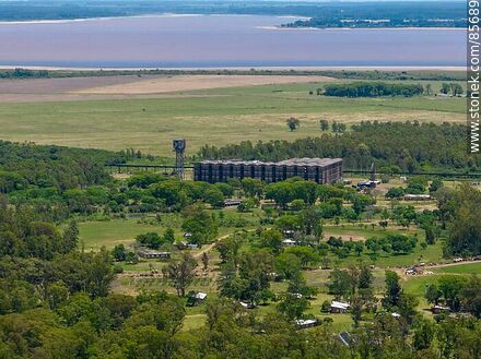 Vista aérea de El Espinillar frente al río Uruguay - Departamento de Salto - URUGUAY. Foto No. 85689