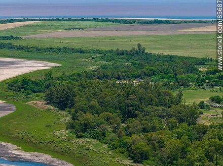 Vista aérea de El Espinillar frente al río Uruguay - Departamento de Salto - URUGUAY. Foto No. 85687