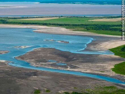Vista aérea de la costa del río Uruguay frente al complejo El Espinillar - Departamento de Salto - URUGUAY. Foto No. 85686