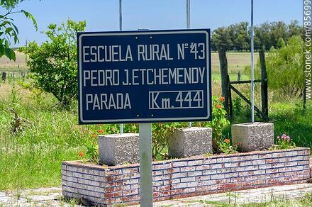 Escuela rural No. 43 Pedro J. Etchemendy. Parada de tren Km. 444 - Departamento de Paysandú - URUGUAY. Foto No. 85699