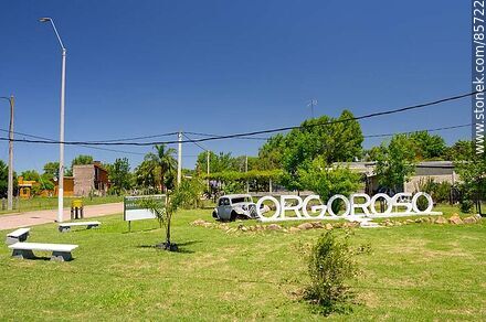 Orgoroso sign next to an old Citroën - Department of Paysandú - URUGUAY. Photo #85722