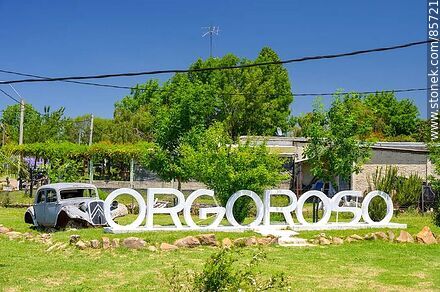 Letrero de Orgoroso junto a un viejo Citroën - Departamento de Paysandú - URUGUAY. Foto No. 85721