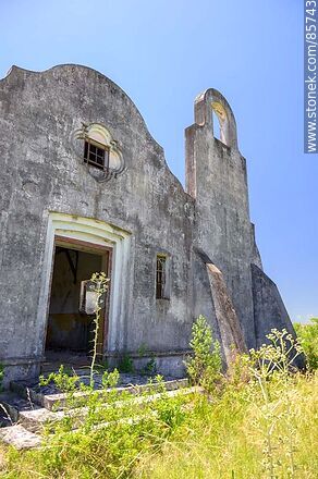 Abandoned chapel near Orgoroso on the road to Las Palmas or Cuchilla del Rabón departmental road - Department of Paysandú - URUGUAY. Photo #85743