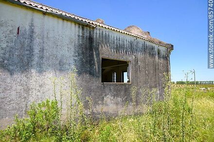 Capilla abandonada próxima a Orgoroso sobre el camino a Las Palmas o camino departamental de la Cuchilla del Rabón - Departamento de Paysandú - URUGUAY. Foto No. 85740