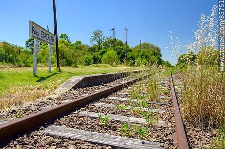 Parada Esperanza train stop. Tracks, platform and station sign. - Department of Paysandú - URUGUAY. Photo #85751