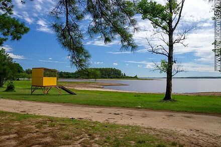 Caseta de guardavidas en el parque municipal El Lago a orillas del río Uruguay - Departamento de Salto - URUGUAY. Foto No. 85797
