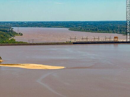 Vista aérea de la represa de Salto Grande aguas arriba del río Uruguay - Departamento de Salto - URUGUAY. Foto No. 85786