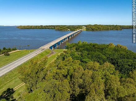 Vista aérea del puente en ruta 3 hacia el parque Bartolomé Hidalgo - Soriano - URUGUAY. Photo #85890