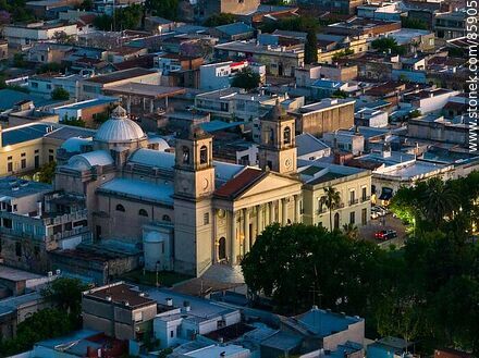 Vista aérea de la ciudad de Paysandú al atardecer. Basílica Nuestra Señora del Rosario - Departamento de Paysandú - URUGUAY. Foto No. 85905